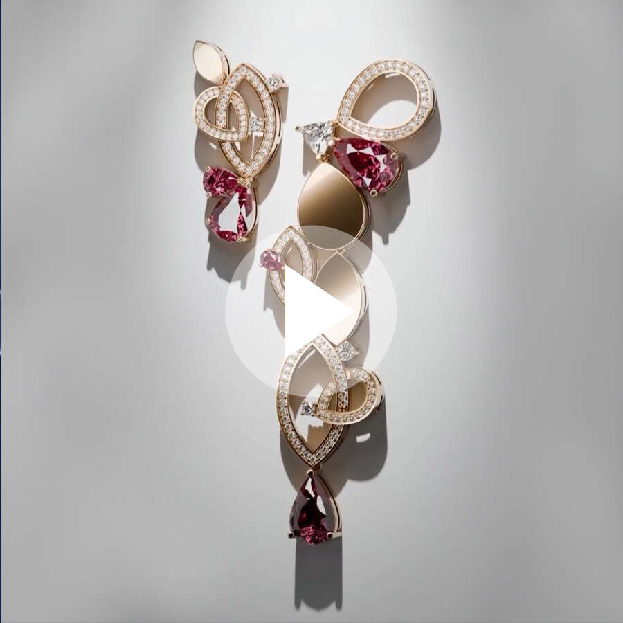 <p>برند حانیه بر این باور است که جواهرات چیزی فراتر از زیورآلات هستند. هر قطعه، یک داستان منحصر به فرد و یک یادگاری از لحظات گران&zwnj;بهاست. در حانیه، طراحی جواهرات نه تنها به منظور زیبایی، بلکه با هدف ایجاد پیوندی احساسی و عاطفی میان فرد و قطعه انجام می&zwnj;شود. این برند به&zwnj;جای تمرکز صرف بر برندسازی، تلاش می&zwnj;کند تا با هر طراحی، احساسات و خاطراتی را منتقل کند که فراتر از زمان و مکان هستند. حانیه می&zwnj;خواهد هر فرد با جواهرات خود، بخشی از داستان زندگی&zwnj;اش را به&zwnj;طور ملموس تجربه کند.</p>
