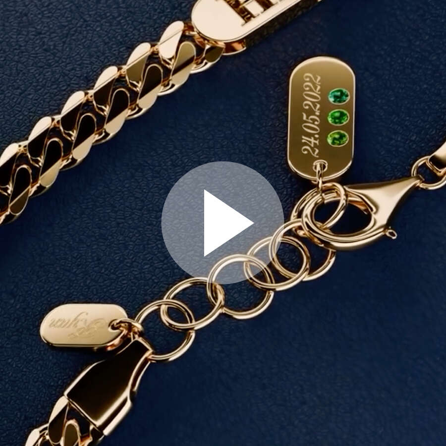 <p>در صنعت طلا و جواهرات، تولید محتوا معمولاً محدود به عکاسی محصول یا عکاسی با مدل می&zwnj;شود. این روش&zwnj;ها به&zwnj;طور معمول مورد استفاده قرار می&zwnj;گیرند و کمتر برندهایی وجود دارند که از فرم&zwnj;های خلاقانه دیگری برای معرفی محصولات خود بهره ببرند. با توجه به اینکه این پروژه بیشتر بر روی داستان&zwnj;گویی و روایت مشتریان متمرکز است، بسیاری از مشتریان تمایلی به حضور جلوی دوربین نداشتند، بنابراین باید راه&zwnj;های دیگری برای انتقال این داستان&zwnj;ها پیدا می&zwnj;کردیم.</p>
