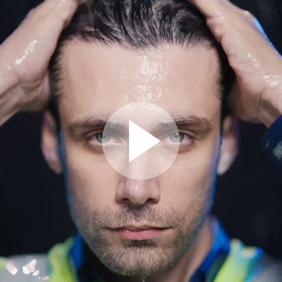 <p>در تبلیغات برا معرفی محصولات بهداشتی، مسیر معمول همیشه یکسان است: شامپو یعنی حمام، تصویر کلوزآپ، بخار، قطره آب. اما ورسا برای ناتل دکتر عبیدی تصمیم گرفت این خط روایی تکراری را کنار بگذارد و&nbsp;به&zwnj;جای اینکه صرفا کاربرد محصول را نشان بدهد، از موقعیت&zwnj;های واقعی زندگی استفاده کند؛ جاهایی که یک کاربر واقعی ممکن است واقعاً به شامپو نیاز داشته باشد، نه جایی که صرفاً در تبلیغات به آن عادت کرده&zwnj;ایم.</p>
